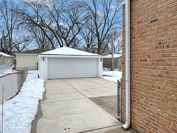 4th image of 646 E Clarendon Ave