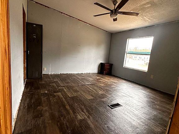 4th image of 447 Annie Ln