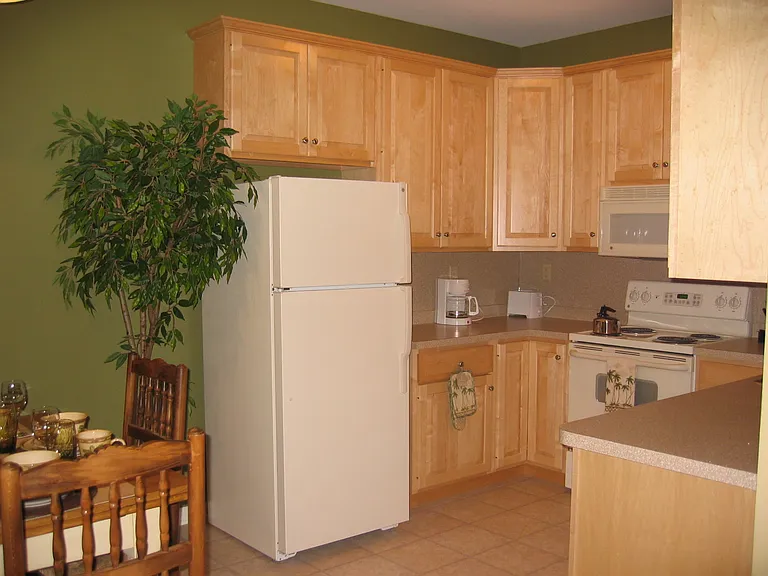 Henderson Square II standard kitchen and breakfast nook.