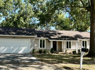 1952 Ridge Lake Dr, Chesterfield, MO 63017