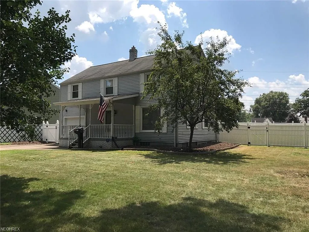 1612 Sunset Dr NE photo 1