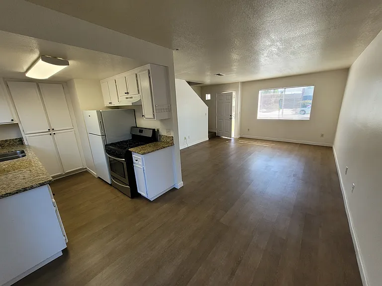 1254 Elm Ave #B — Photo 3