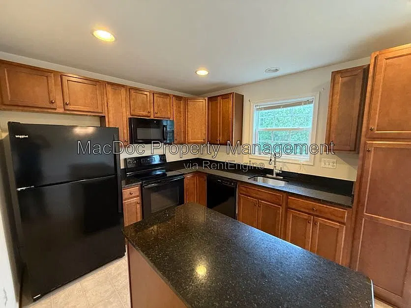 4 bed, 4.0 bath, 1798 sqft, $2,145 — Photo 2