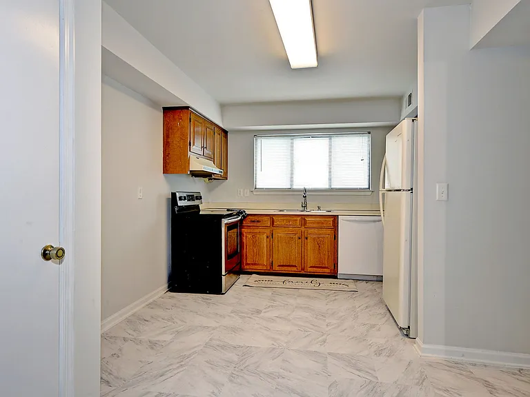 1007 N Green Dr — Photo 1