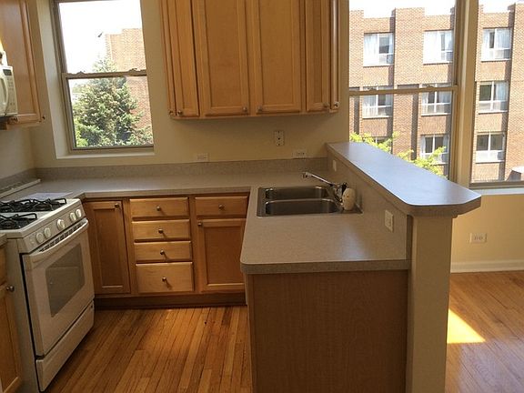 2nd image of 833 W Lawrence Ave #P-3