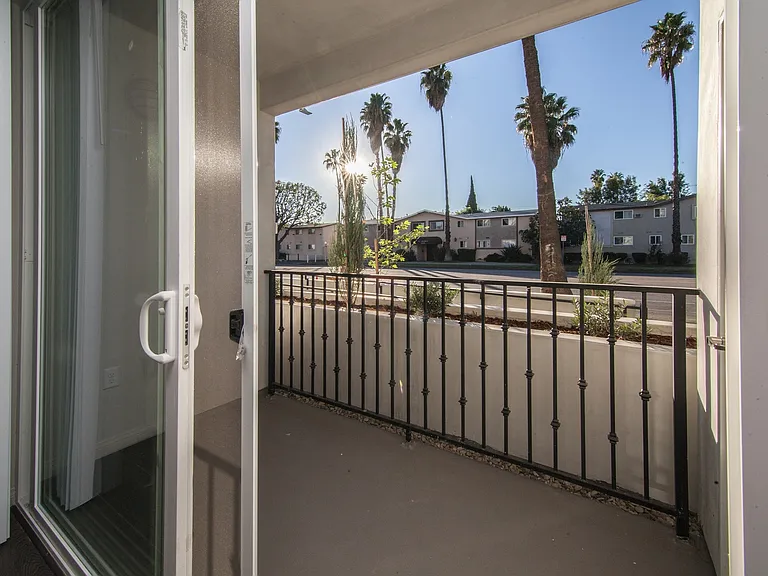 Sherman Oaks Place — Photo 24