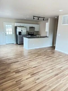 3 bed, 1.0 bath, 975 sqft, $2,400 — Photo 4