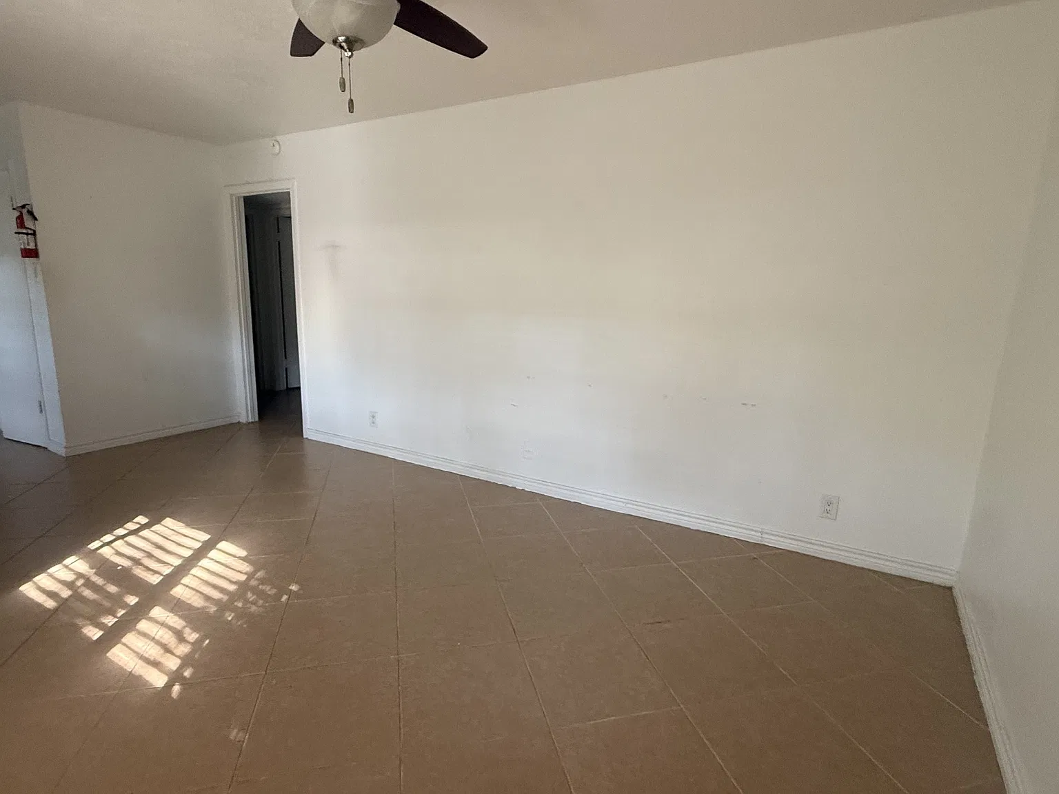 1023 Lyndon St — Photo 4