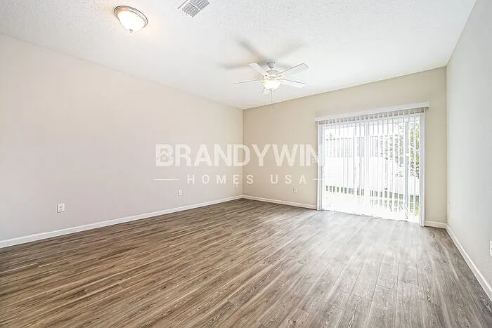 558 Kit St — Photo 5