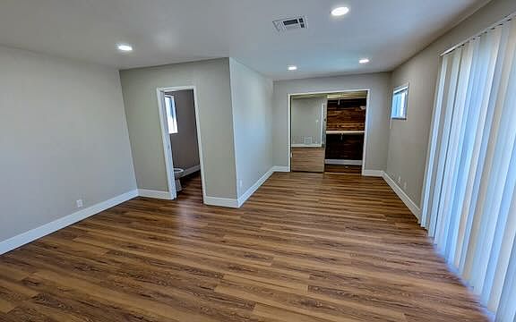 3rd image of 3059 Barkley Ave