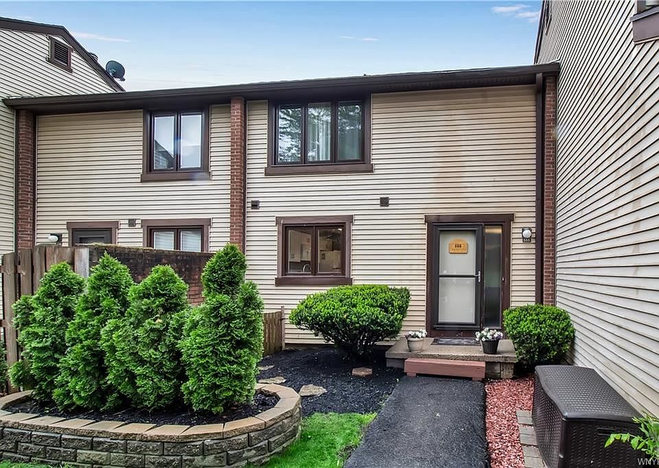 1st image of 555 Charlesgate Cir
