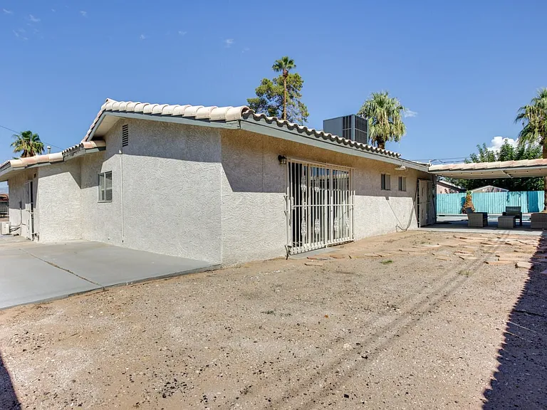 2405 Arenas St — Photo 9