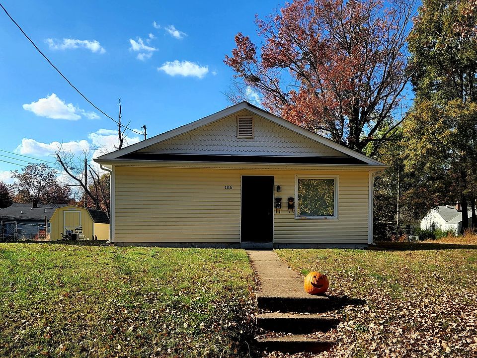One story 2 bedroom/1 bath cutie!