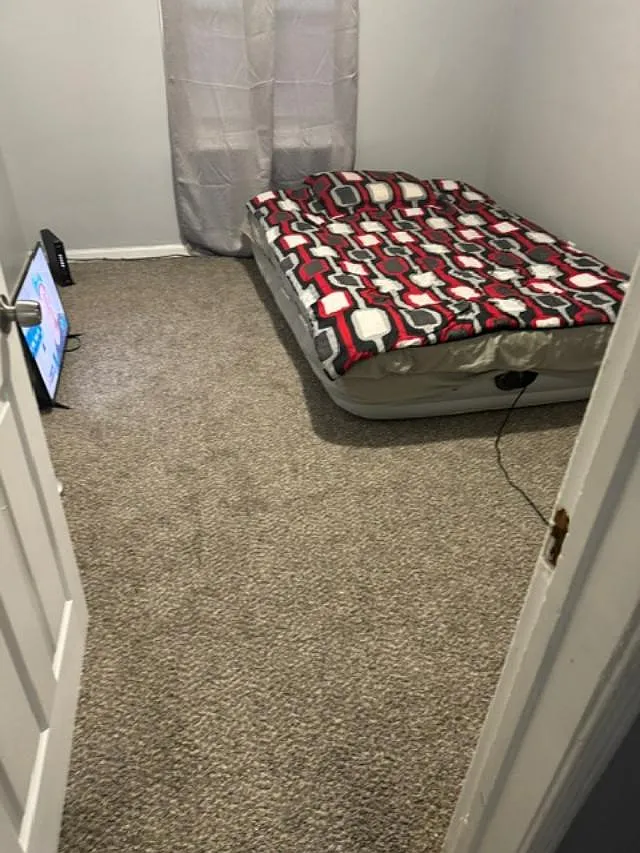 3 bed, 1000 sqft, $1,100 — Photo 2