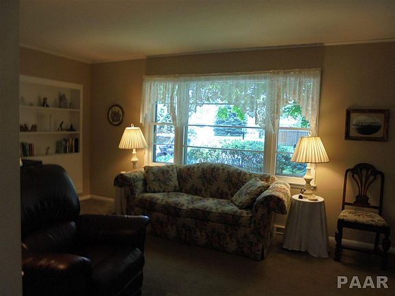 3rd image of 627 W Laclaire Ln