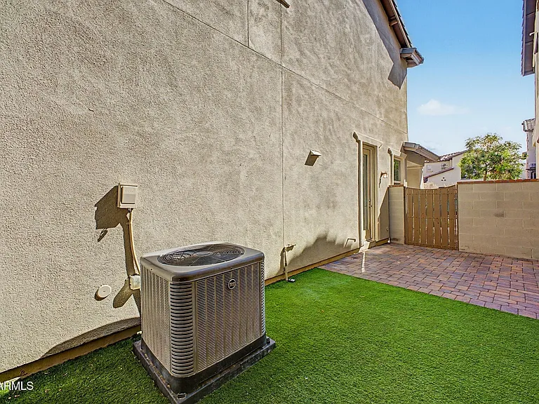 2879 N Claire Dr — Photo 29