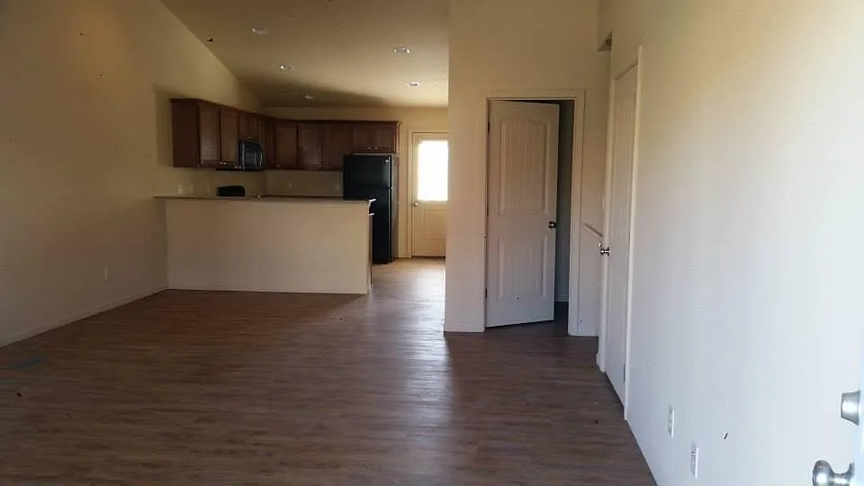 5 bed, 2200 sqft, $1,669 — Photo 1