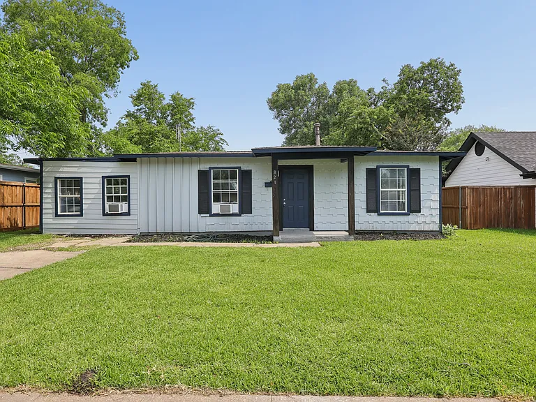 821 Travis St — Photo 1