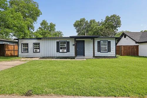 821 Travis St Photo 1