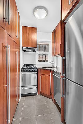 3rd image of 321 E 48th St APT 7C