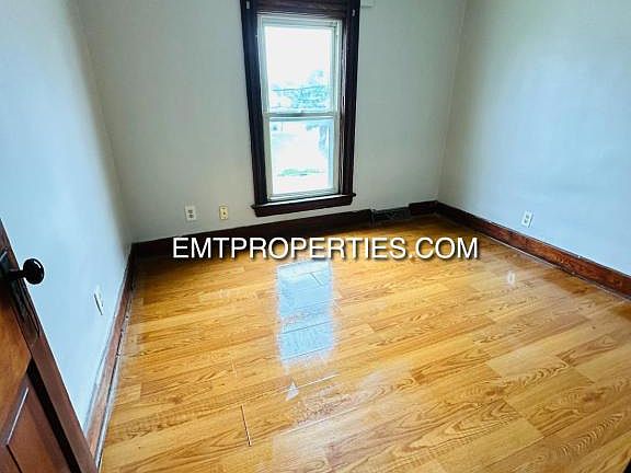 5th image of 320 W 21st St