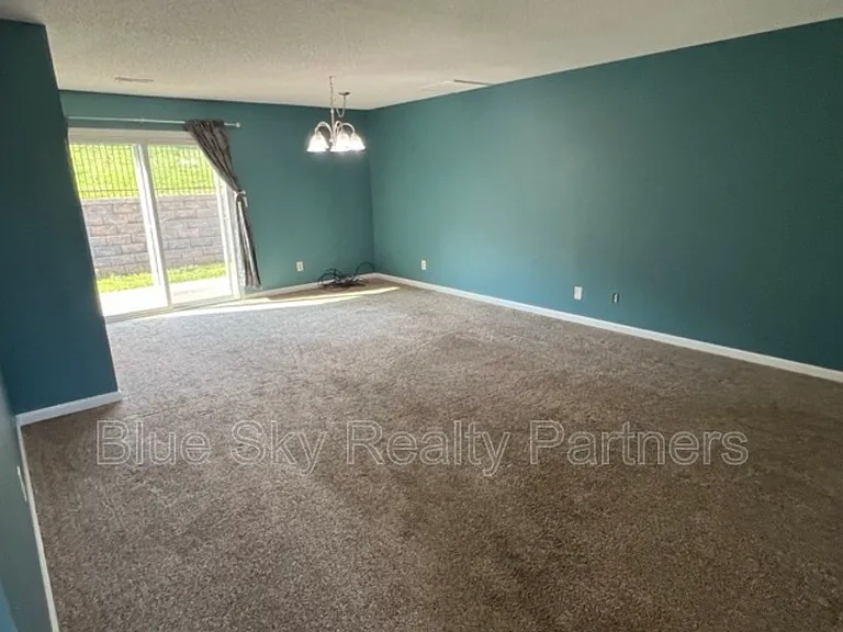 2119 Silverbrook Dr — Photo 5