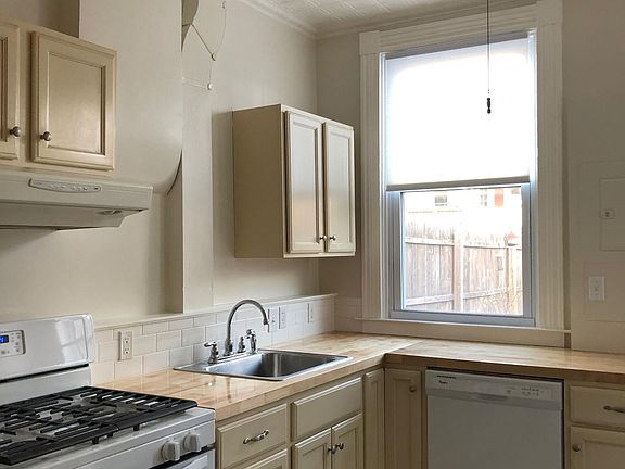 Kitchen: Tin ceilings, gas stove, dishwasher.