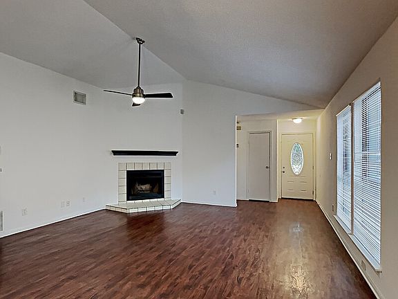 3rd image of 925 Sugarberry Dr