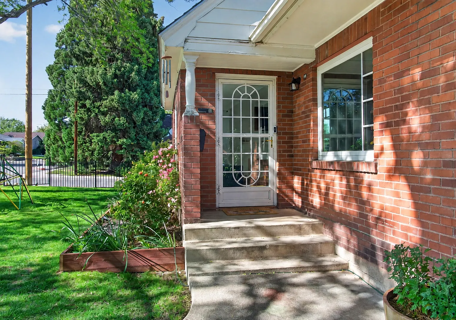 Timeless Midtown Classic With Incredible Space — Photo 2