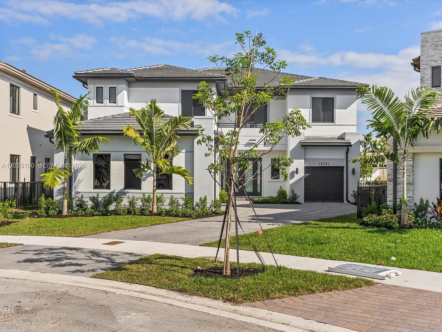 5 bed, 4.5 bath, 4197 sqft, $19,900 — Photo 4