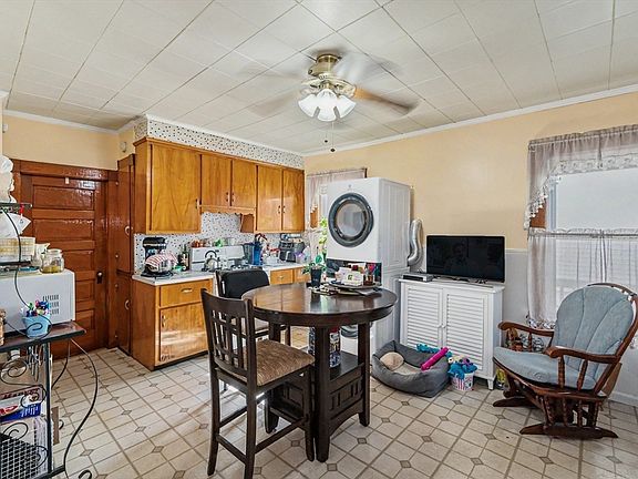 3rd image of 256 University Ave