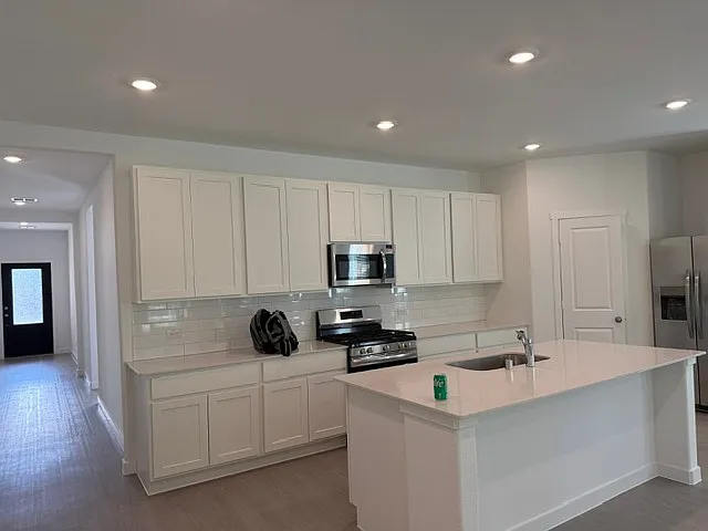 4 bed, 2062 sqft, $2,300 — Photo 2