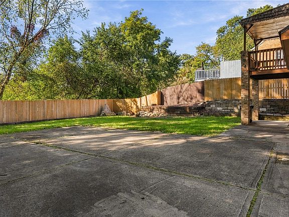3rd image of 3407 Pinewood Dr