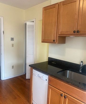 5th image of 220 Hanover St #27A