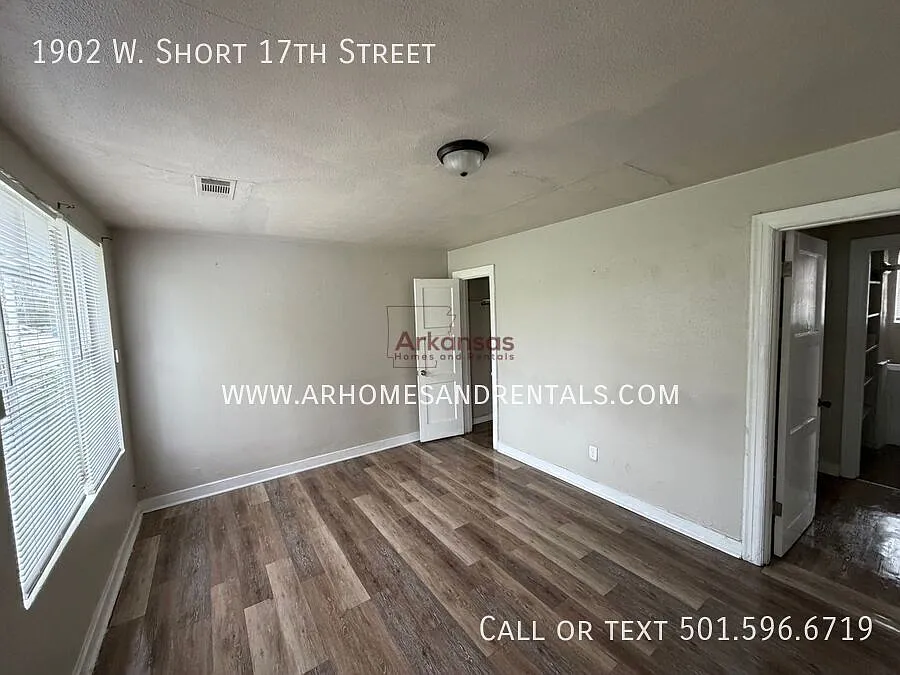 1902 W. Short 17th Street | 2 Bedrooms | 1 Full Bathroom ~ 1/2 Off First Month's Rent — Photo 3