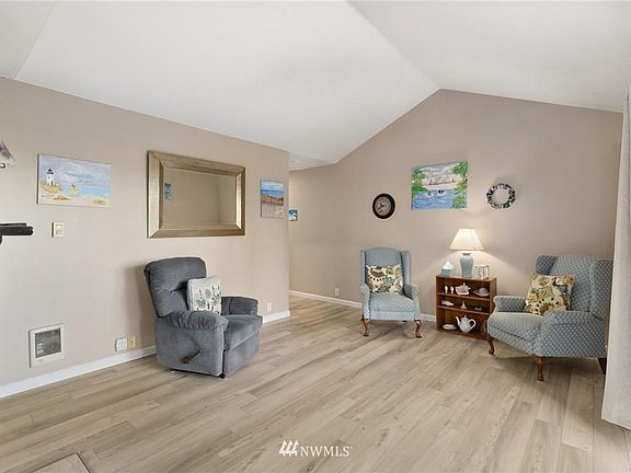 5th image of 625 N Jackson Ave APT D14