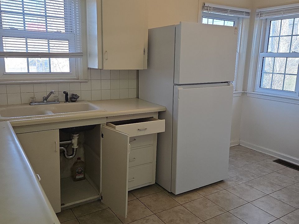 2nd image of 822 W Pershing Blvd