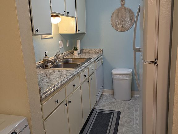 4th image of 4601 Carlisle Blvd NE APT E6