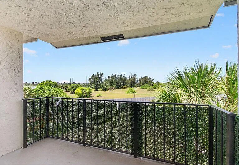 760 Executive Center Dr #32 — Photo 16
