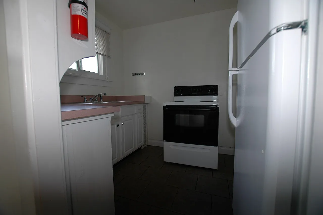 3 bed, $1,050 — Photo 3