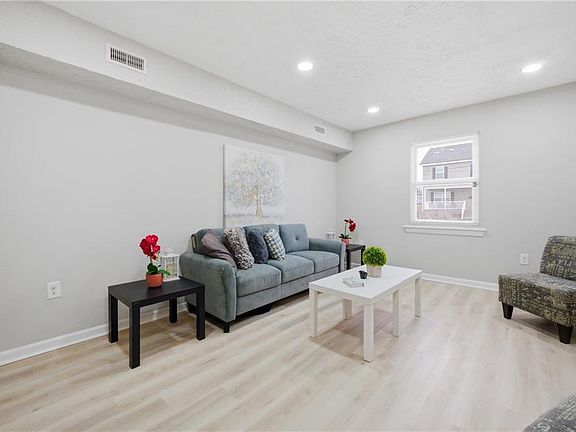 4th image of 733 Spruce St