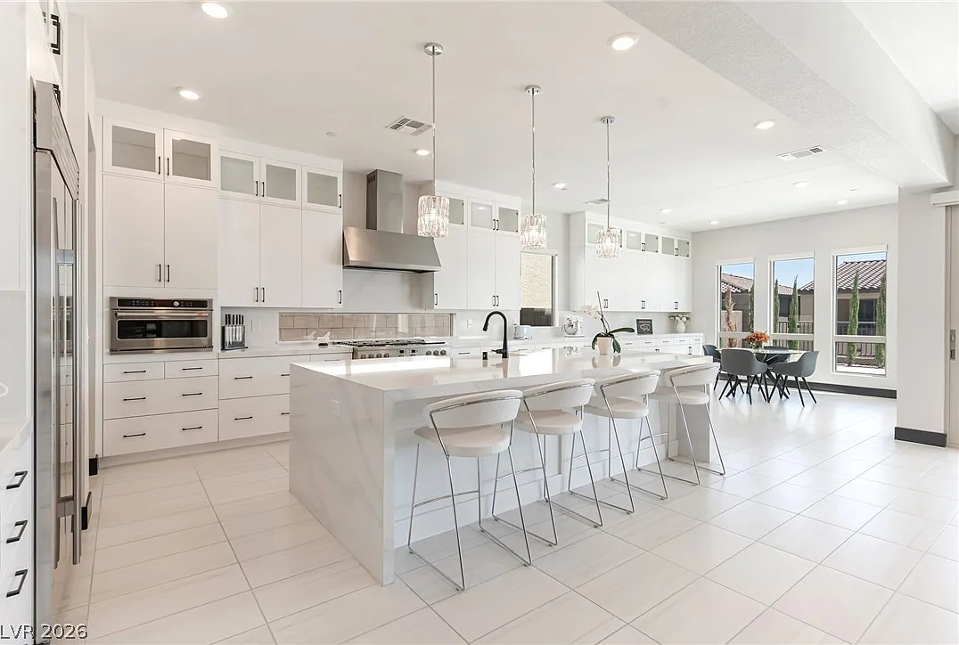 5 bed, 5.5 bath, 4643 sqft, $8,000 — Photo 3