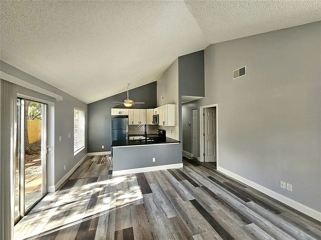 3 bed, 1.0 bath, 1069 sqft, $2,100 — Photo 3