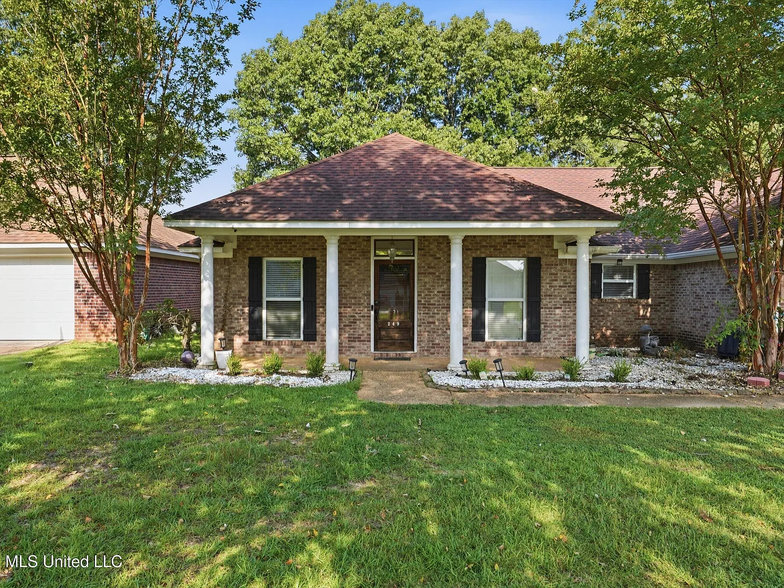 3 bed, 2.0 bath, 1747 sqft, $2,300 — Photo 1