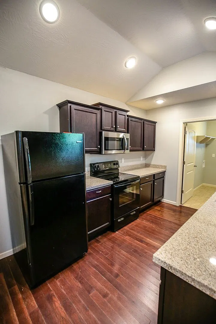 3 bed 2 bath w/ beautiful yard space blocks away from MSU — Photo 4