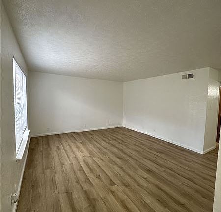 3rd image of 900 Willowwood St