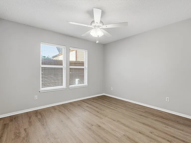 826 Shady Glen Ln — Photo 4