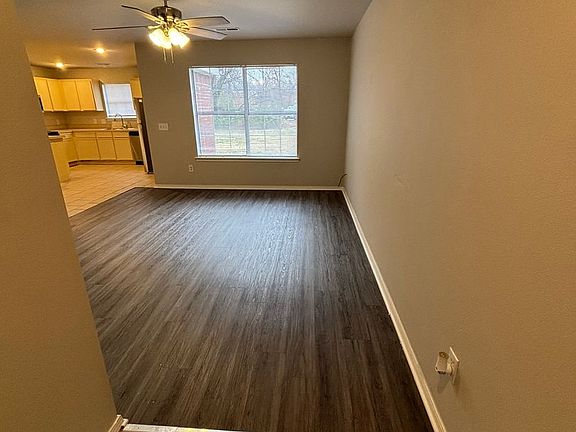 3rd image of 954-956 N Daisy Ln #1