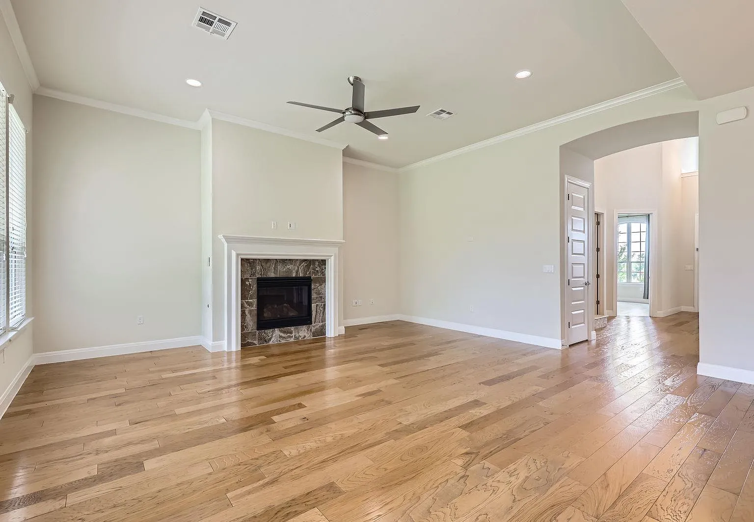5 bed, 4.0 bath, 3879 sqft, $4,250 — Photo 4