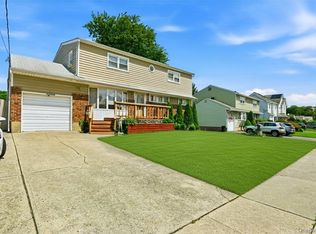 23 Hampshire Dr, Farmingdale, NY 11735